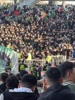 护栏不能倒🤭！实拍：国安球迷与辽宁铁人球迷隔护栏对峙