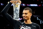 NBA历史首位全票DPOY！文班亚马赛前领取最佳防守球员奖杯🏆