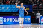 直播吧：方硕正在进行鼻部矫正治疗 他表示带面具不影响出战广东
