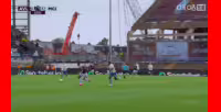 吓死了！格伊禁区前放倒杰克逊，主裁判对其出示了黄牌